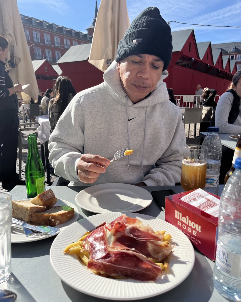 Jimbo4xL's tweet photo. plaza mayor pero yo mas mayor que la plaza https://t.co/PmpwUCWt33