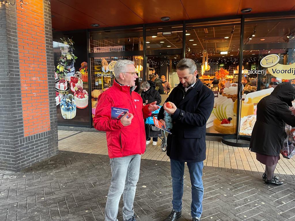 Flyeracties in WC de Schoof, André Flach ( SGP en 3e op de landelijke lijst) en Bert van der Wulp (Fractie voorzitter PvdA) ontmoeten elkaar en wisselen appels en eieren uit.
Begin van misschien van een landelijke samenwerking?