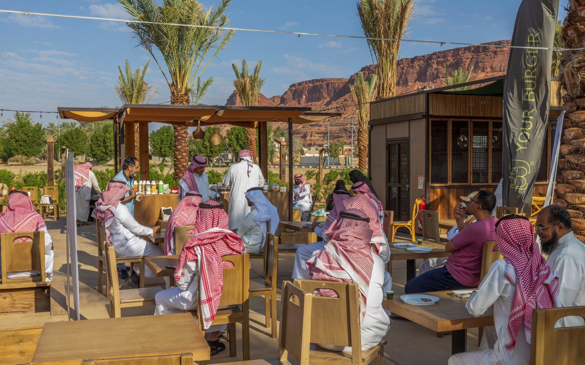 #صور | بمناسبة يوم الغذاء العضوي
أقيمت اليوم دورة للمزارعين في #العلا 
بمقر سوق المزاعين في المنشية عن 
الزراعة العضوية ألقاها المهندس بدر 
المطيري بحضور مدير إدارة الزراعة
العضوية في وزارة البيئة والمياه 
والزراعة د. عبدالله الخثعمي 
#تصويري #صورة_اليوم