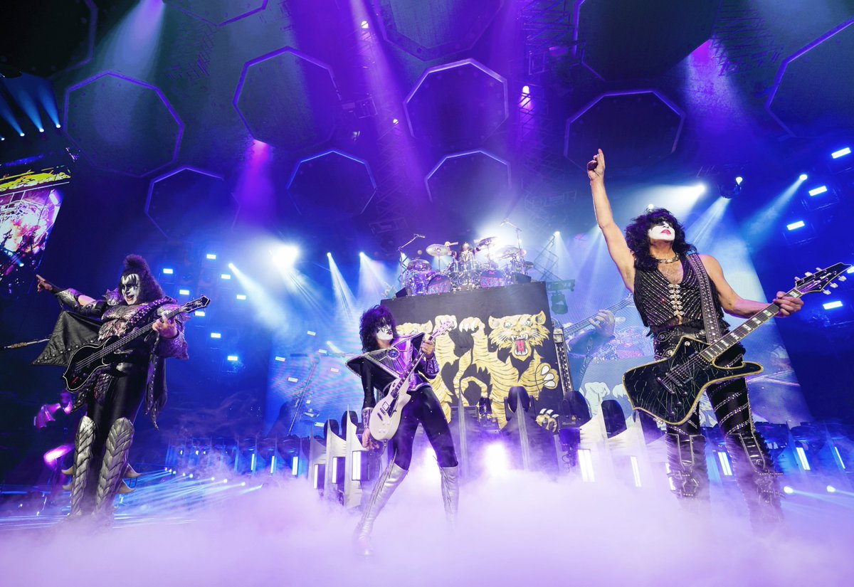 #MONTREAL! You're NEXT! Let us hear you, #KISSARMY!  <a href="/CentreBell/">Centre Bell</a> #EndOfTheRoadTour