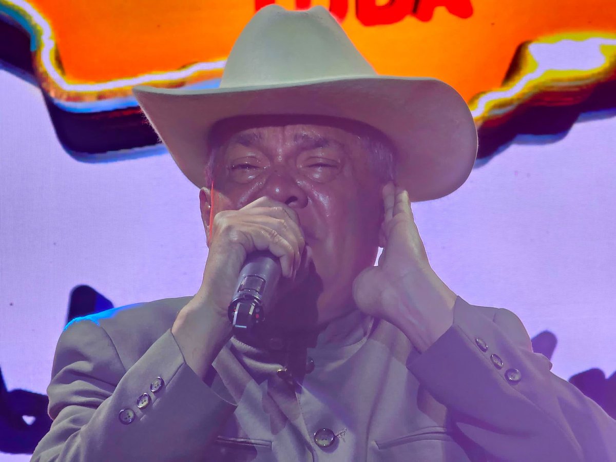 Tremendo “Canto por el Esequibo” anoche en la Av. María Nieves, en San Fernando de Apure. El pueblo apureño con su alegría y su fervor Patrio dijo que el 3 de diciembre votará 5 veces SI ⁦<a href="/NicolasMaduro/">Nicolás Maduro</a>⁩ ⁦<a href="/dcabellor/">Diosdado Cabello R</a>⁩ ⁦<a href="/jorgerpsuv/">Jorge Rodríguez</a>⁩ ⁦<a href="/PartidoPSUV/">PSUV</a>⁩