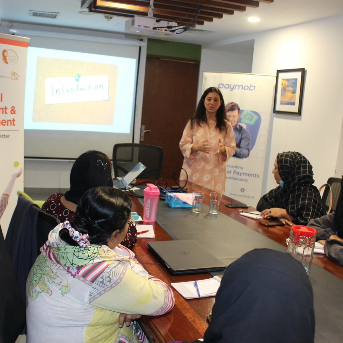PaymobPakistan's tweet photo. 📸 highlights from our workshop with Greenstar, dedicated to empowering their Sitara Bajis with financial literacy and money management skills. 📈
The session was led by our Head of SME Sales and Account Management, Saadia Khurram. 🤩
#Paymob #Greenstar #FinancialLiteracy https://t.co/w8JUpShn7e