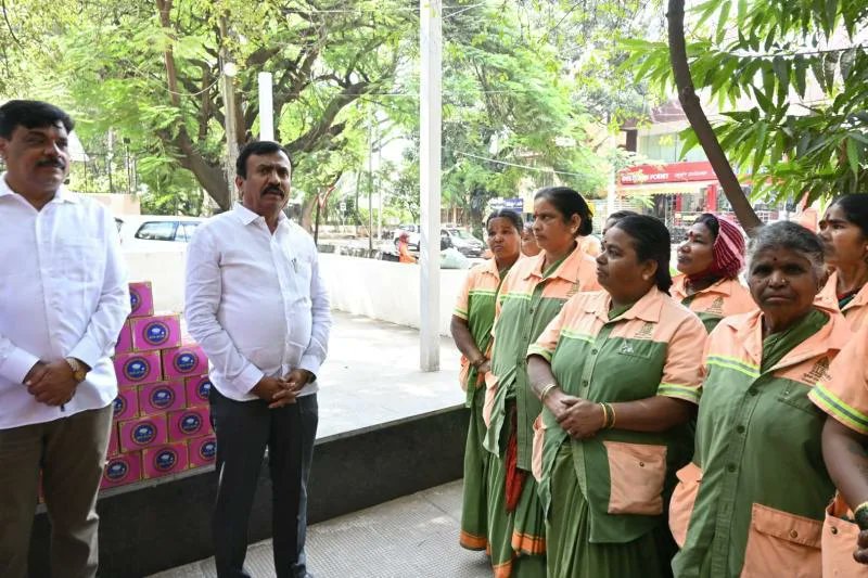 CKRBJP's tweet photo. ದೀಪಾವಳಿ ಹಬ್ಬದ ಪ್ರಯುಕ್ತ ಪಟ್ಟಾಭಿರಾಮನಗರ ವಾರ್ಡಿನ  ಪೌರಾಕಾರ್ಮಿಕರಿಗೆ  B-PAC ಸಹಕಾರದಿಂದ ಪ್ರತಿ ವರ್ಷದಂತೆ ಈ ವರ್ಷವೂ ಸಿಹಿ ಹಂಚಿ ದೀಪಾವಳಿಯ ಶುಭಾಶಯವನ್ನು ಕೋರಲಾಯಿತು. 
ಈ ಸಂದರ್ಭದಲ್ಲಿ ಬಿಬಿಎಂಪಿಯ ಮಾಜಿ ಸದಸ್ಯರಾದ ಬಿ. ಸೋಮಶೇಖರ್, ಬಿ-ಪ್ಯಾಕ್ ಶರವಣರವರು ಉಪಸ್ಥಿತರಿದ್ದರು.

#bjpkarnataka #BJP #bbmp https://t.co/81HiQ8XtD6
