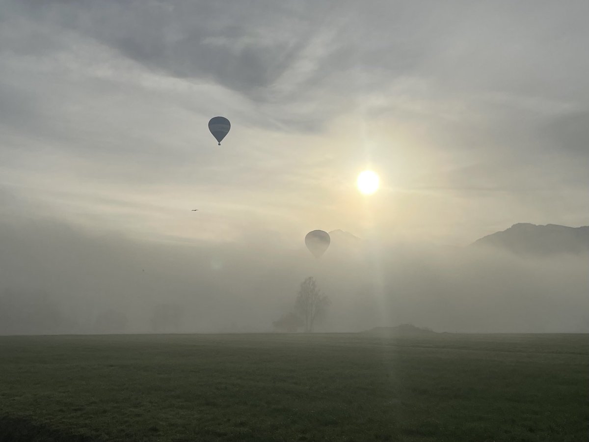 Früh morgens sind schon zwei Heißluftballons unterwegs. Das schöne Ried unter Ihnen soll mit der #S18CP-Straße zubetoniert werden. Ich sage NEIN zu diesem aus der Zeit gefallenen Monsterprojekt! #Lustenau