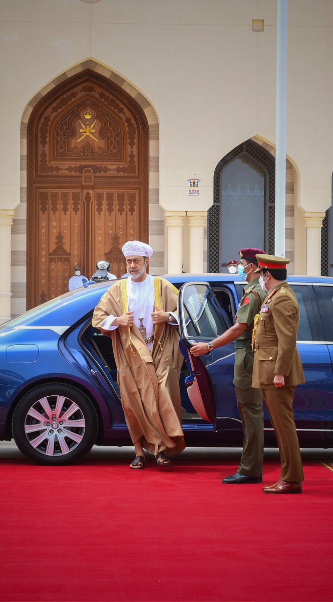 ALSHAQSI's tweet photo. تشكّلت في ملامحك عُمان كلها..
تفاصيلك التي نستحضر معها ..
تاريخ تليد ، وحاضر مجيد و مستقبل يتم تكونيه على يديك..
في خطاك ثقة الرؤية وعزم الرسوخ..
يتلاءم مع كل خطاب تقول فيه (( نحن عازمون ))
 #العيد_الوطني_53_المجيد https://t.co/5SAO3xMFRr