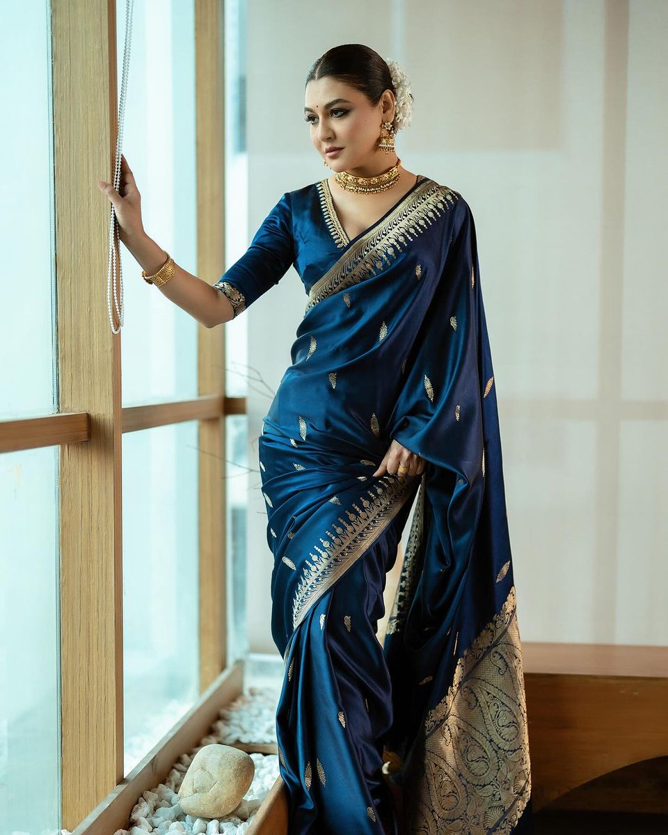 How radiant does Jaya Ahsan look in this royal blue silk sari? 💙

#Tollywood #JayaAhsan #Celebstyle #sareestyle #saree #Actress #traditional