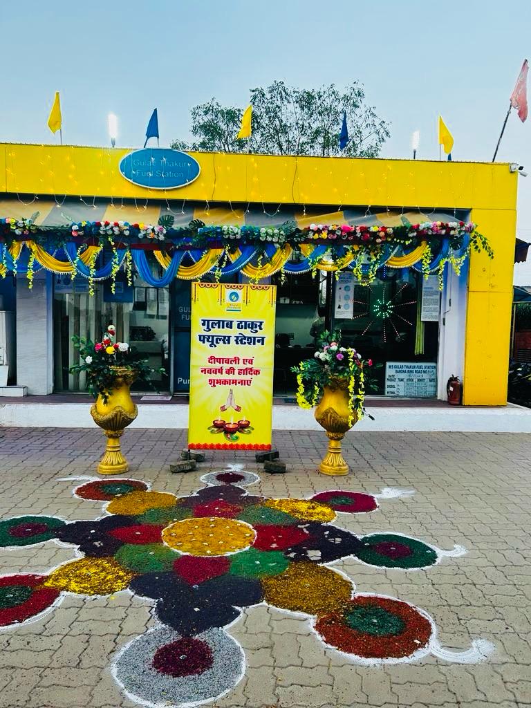 bpcretraipur's tweet photo. Diwali celebration with customer at M/S Gulab Thakur FS Raipur
#FestiveVibes  
#happycustomers
@Pankajmotirama1 
@SharmikPanchal 
@BPCLimited 
@BPCLRetail 
watch video : https://t.co/xW9KQOrOAb https://t.co/BzkpnI9Z52