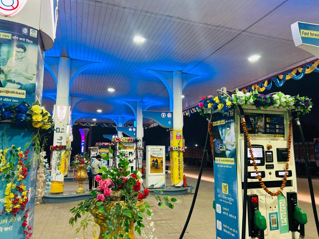bpcretraipur's tweet photo. Diwali celebration with customer at M/S Gulab Thakur FS Raipur
#FestiveVibes  
#happycustomers
@Pankajmotirama1 
@SharmikPanchal 
@BPCLimited 
@BPCLRetail 
watch video : https://t.co/xW9KQOrOAb https://t.co/BzkpnI9Z52