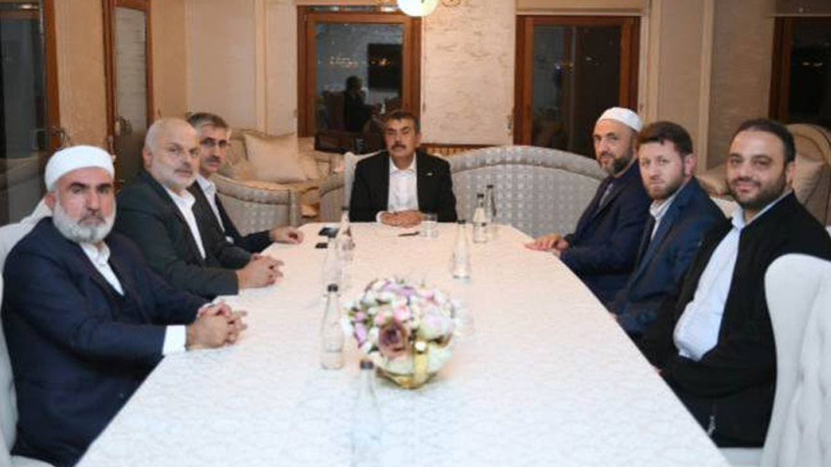 Milli Eğitim Bakanı Yusuf Tekin, makamında İsmailağa cemaatinin üyelerini misafir etti.