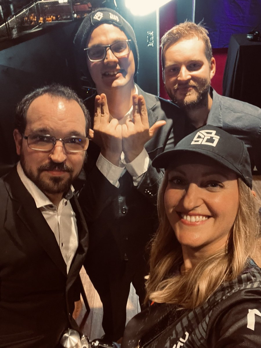 Esport_SCP's tweet photo. Reportage #CLF 3 - #NextLevel 

Photo 6 : 

On profite de la petite pause pour faire le selfie avec nos gentlemen 😜

Ils ont commenté tout le CLF pour notre plus grand plaisir et étaient présents en live pour la finale ✨ exercice difficile croyez moi. 

Alors MERCI encore 🫶 https://t.co/KwKY0TLjmA