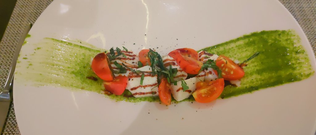 mjswhitebread's tweet photo. Insalate Caprese e Carpaccio di Tonno https://t.co/yUg5FthCyl