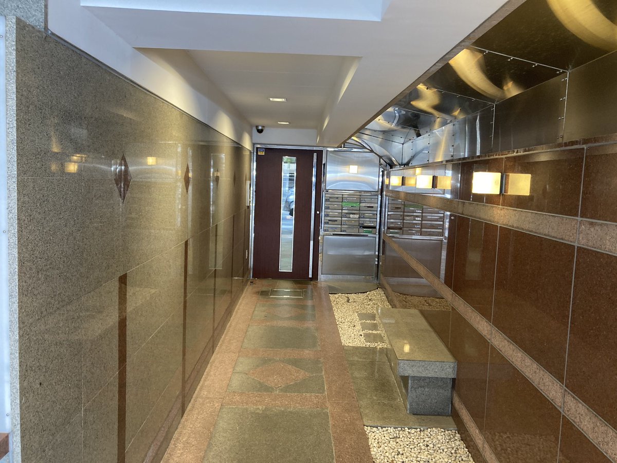 ログマンション 資料請求受付開始
アロバール南青山4階
4LDK/119.43m²/28,990万円
東京都港区南青山３丁目7-3
「表参道」駅　徒歩7分
「外苑前」駅　徒歩7分

詳しくはこちら
logsuite.co.jp/logmansion/est…

#東京 #港区