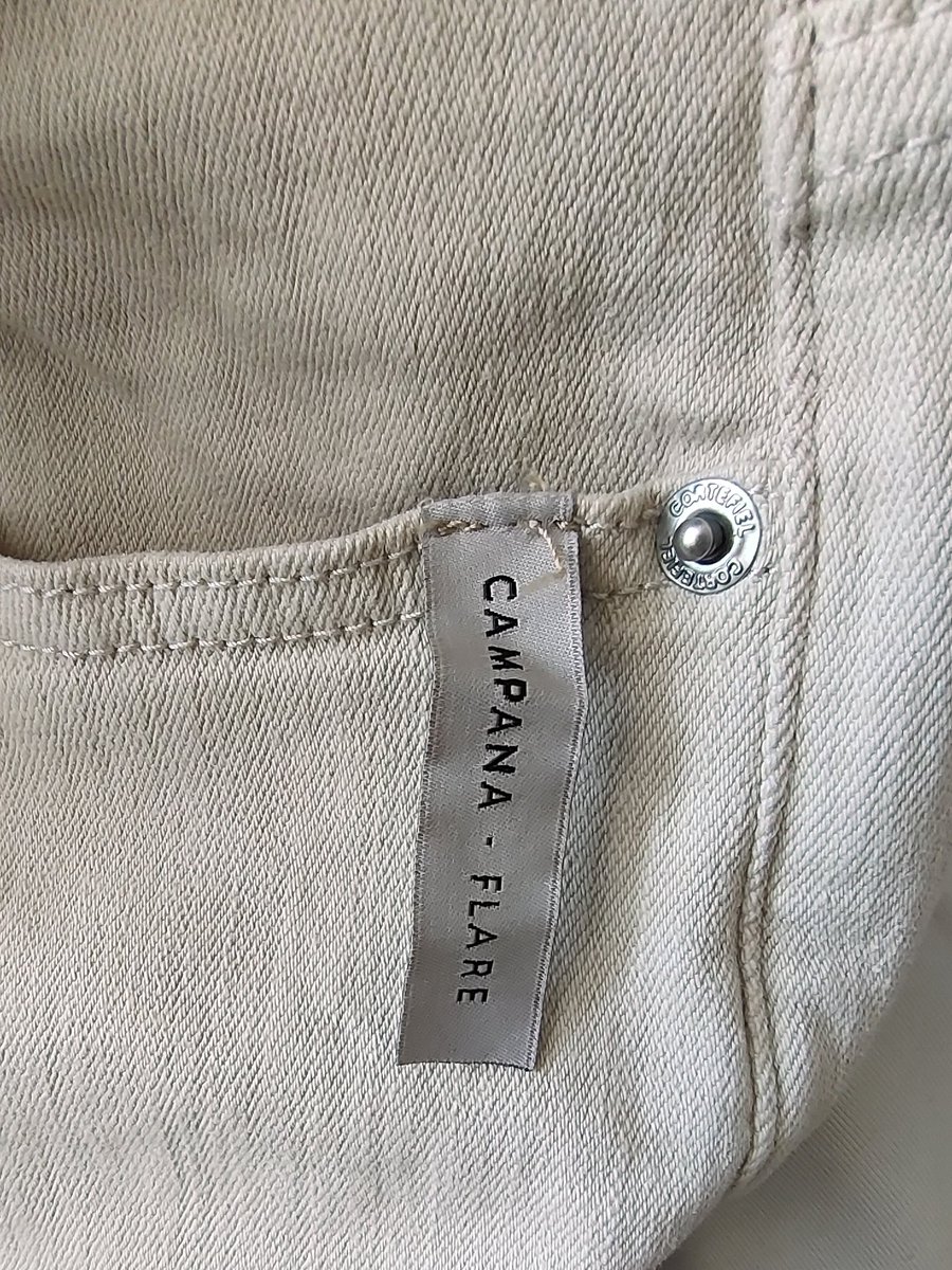 IsabelNM_90's tweet photo. @Cortefiel_es ¿Podéis explicar el sentido de COSER una etiqueta con el tipo de corte que tiene el pantalón? Me está costando muchísimo descoserla y no es para nada inclusivo, ¿Cómo pretendéis que una persona con poca o nula visión lo haga? 
#ConcienciaSocial #Igualdad https://t.co/LmoS3q7wKp