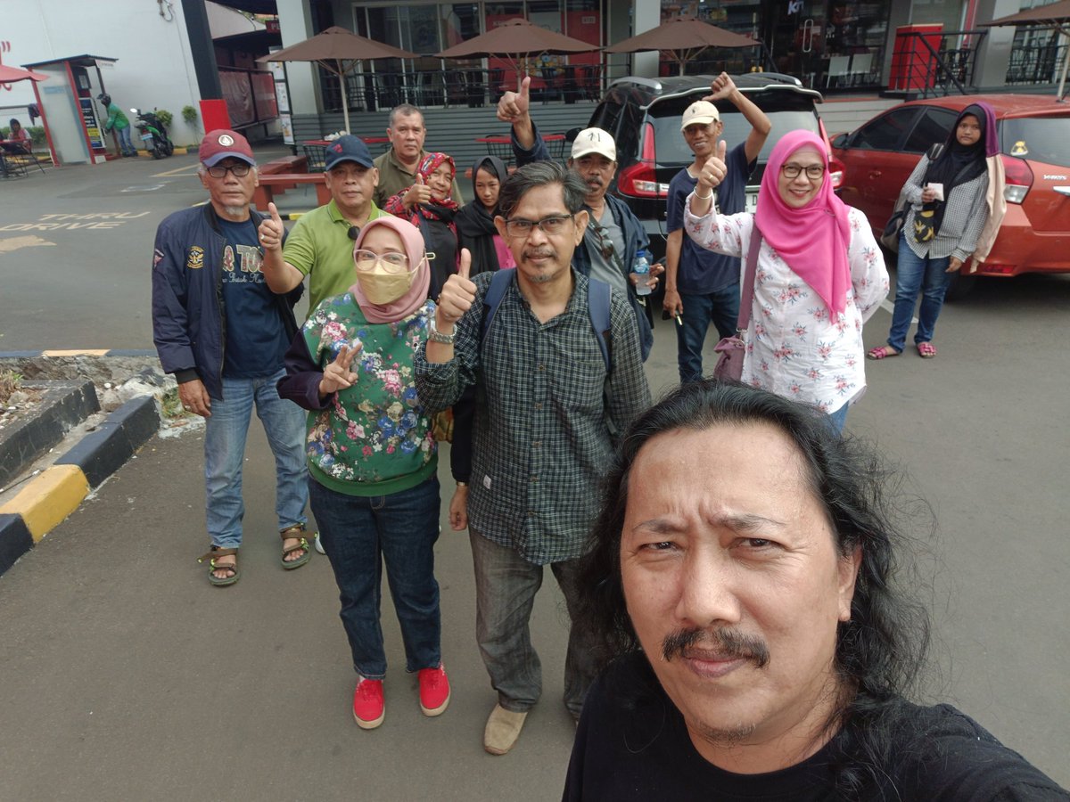 adq's tweet photo. Acara Pembubaran Panitia Reuni 4 Angkatan SMA 71' di Villa Karna (89) Puncak https://t.co/g5KiMSpV51