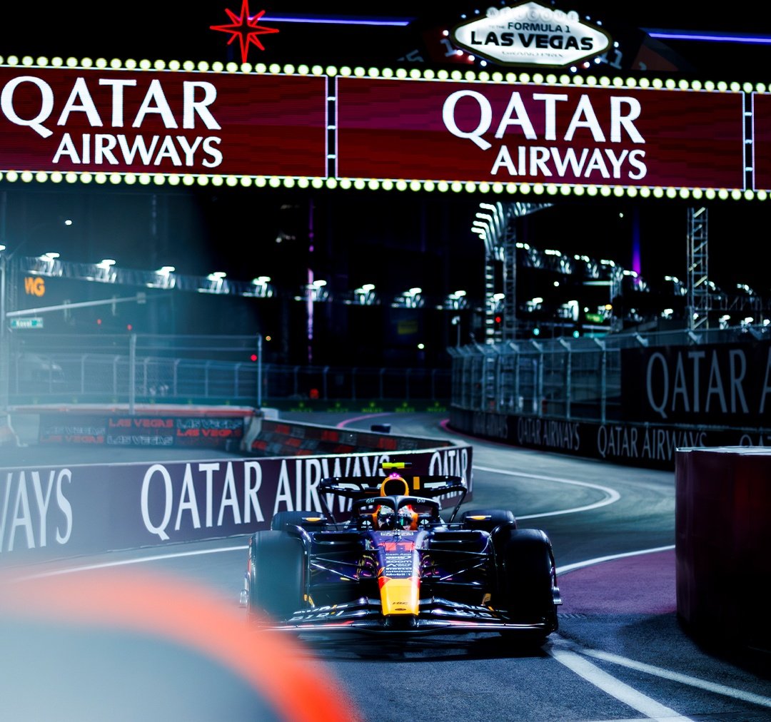 Un circuito que mejora desmedidamente a cada segundo y un piloto en su box viendo pasar los últimos minutos.

El garaje de <a href="/SChecoPerez/">Sergio Pérez</a> es la antítesis del sentido común.