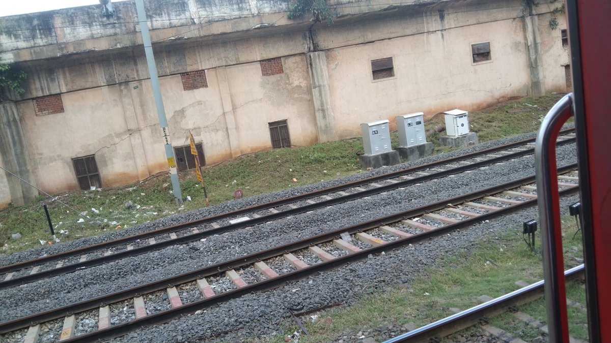 Krishjoker5's tweet photo. ஒரு திருநங்கை ஒரு ஹிந்திக்கார பையன் கிட்ட இருந்து பார்ஸ்ஸோட புடுங்கிட்டு இறங்கிட்டா அதுல 10,000 ரூபாய் வச்சிருந்தேன்னு சொல்றான் இவ பண்ணிட்டு போய்ட்டா இனி அடுத்து ஏர்ற திருநங்கைக்கி அடி கன்ஃபார்ம் பாவம் அந்த சின்ன பையன் https://t.co/VY5euuAo09
