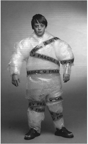 ysfkiziltas's tweet photo. Öğretmenleri yoran bir kuşak..

Balonlu ambalaj kuşağı (The bubble-wrap generation) ya da Balonlu ambalaj çocuklar (Bubble wrap kids)

Bazı ebeveynler çocuklarını adeta baloncuklu ambalajlarla sararlar. Böylece çocuklarının,yetkin ve bağımsız olma fırsatlarını engellerler. https://t.co/yYgTSsL8xa