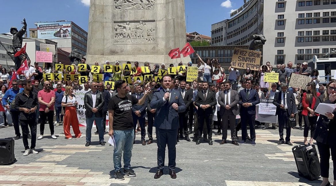 melihguuner's tweet photo. Öğretmenlerimiz verilen sözleri hatırlatmak için Ulus’ta.. Artık üç harfli marketlerde ve alanı dışındaki işlerde çalışmak yerine öğrencileriyle buluşmak istiyor.  24 Kasım’da bir müjde bekliyorlar. #ÖğretmenlerUlusta https://t.co/GExxoryZB3