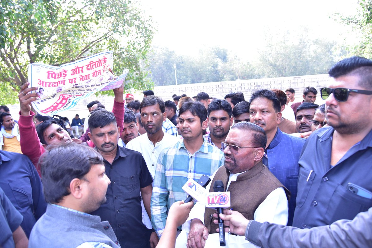 69000 शिक्षकों की भर्ती में आरक्षित वर्ग के चयनित 6800 अभ्यर्थिंयों द्वारा नियुक्ति की मांग को लेकर दे रहे धरना स्थल इको गार्डेन, लखनऊ पहुंचकर धरने में सम्मिलित हुए व ज्ञापन लिया और कहा कि भाजपा सरकार जानबूझकर ओबीसी, एससी और एसटी  के अभ्यर्थियों के साथ सौतेला व्यवहार कर रही है,