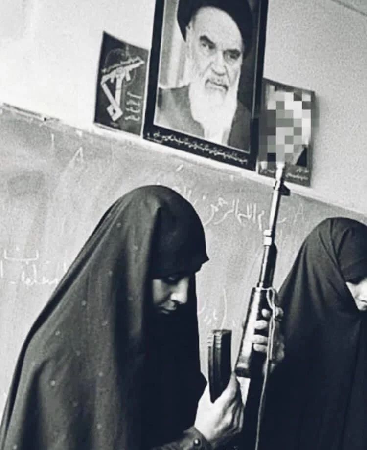 🍃🌹
إنّني أخشى أن ينتهي الأمر بالبعض إلى الجنة
 بسببنا وبسبب مواعظنا، ثم ينتهي بنا إلى جهنم
 لأنّنا لم نهذّب أنفسنا.!

- روح الله الخُميني
.
#الإمام_الخميني