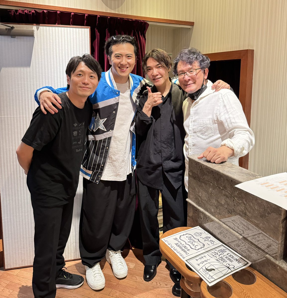 unsc4hands's tweet photo. 昨夜の大反省会、近くのお客様はお気付きだったかもしれませんが、松也私が降臨されて��した！

そりゃもちろん
「座って構いません」よ
って感じですね(?)

#尾上松也 さんありがとうございます！
私達はもちろん、実はあの場にいた他のスリルスタッフも、久々会えて大感激でした！

#スリルミー2023 https://t.co/YHdxvxEa0g