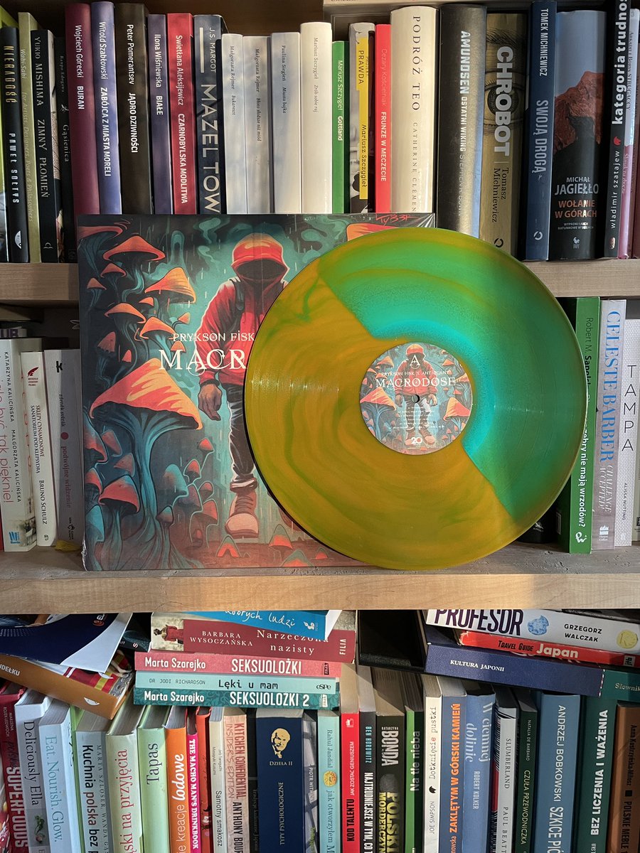 Fatgroh's tweet photo. Tak się prezentuje nasza numerowana (100 sztuk) limitka świetnego albumu Pryksona Fiska i Antiquanta „Macrodose”.  Ostatnie 3 sztuki na https://t.co/JuEVnCEXYS #junoumi 🍄

Premiera w najbliższą środę 😎 https://t.co/J48gGebrEE