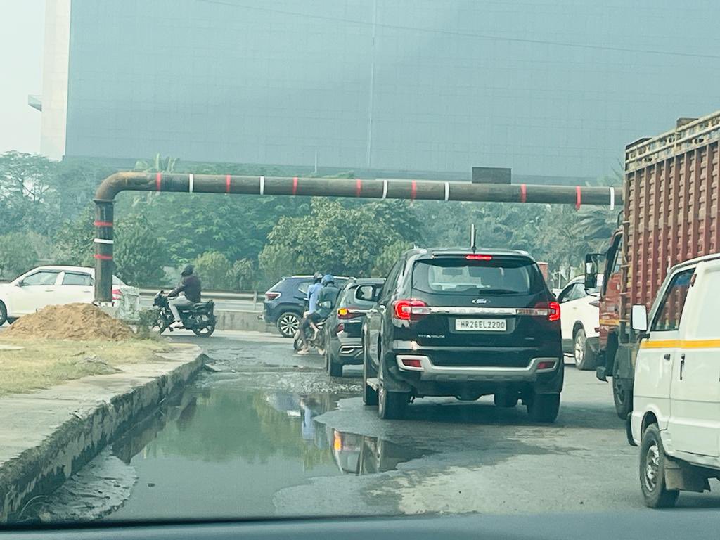vaibhav21's tweet photo. @OfficialGMDA Request you to remove the barrier near Kherki Daula Toll, near Emaar Palm Hills. This has caused School buses to take different routes and causing delay in kids coming back. Is this an official move or by Toll mafia?
@DC_Gurugram @TrafficGGM @dcptrafficggm https://t.co/4cn1TE2vqi