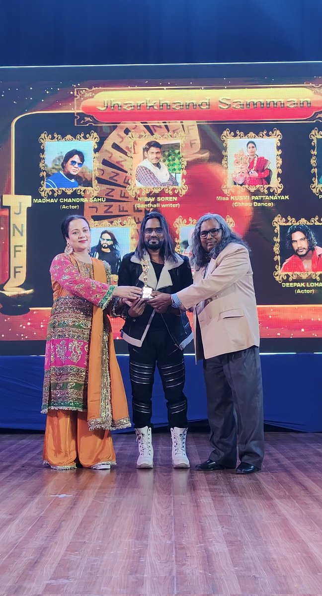 kailashjackson7's tweet photo. झारखंड नेशनल फिल्म फेस्टिवल जमशेदपुर में 
पद्मश्री मुकुंद नायक जी और बॉलीवुड एक्ट्रेस मंदाकिनी जी के हाथों से मुझे (झारखण्ड सम्मान) से सम्मानित होकर मन गदगद हो गया। ये सम्मान मेरे चाहने वालों,मेरे फैंस के लिए..ओर इसके ऑर्गेनाइजर संजय सतपति  एवं राजू मित्रा  दिल से धन्यवाद l https://t.co/SFGZUtScFg