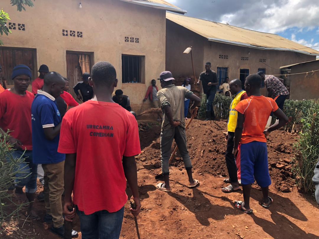 CyaruzingeCNJ's tweet photo. Uyu'munsi taliki 18/11/2023 urubyiruko kubufatanye n'inzego z'ibanze bakoze umuganda wo gukora uturima tw'igikoni, gusana inzugi n'amadirishya aho byari bikenewe. Byakorewe mu mudugudu wa karubibi ho mukagali ka cyaruzinge.
#YouthWorks https://t.co/YVW9l6wIg3