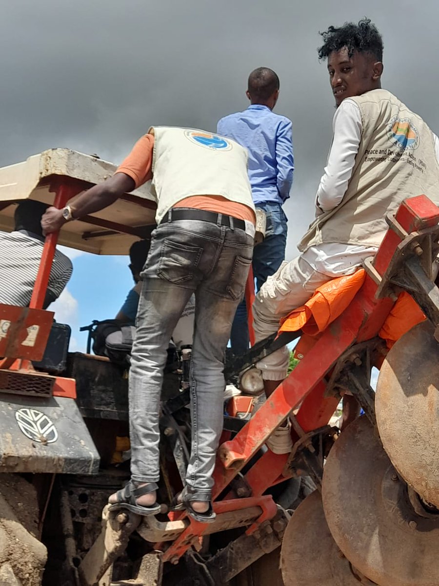 PDASomalia's tweet photo. PDA teams in Jowhar are reaching out to the people in need in the flood-affected areas using boats and tractors as the only transportation means available in Jowhar district after the El Nino floods. #Flooods #ElNino #Somalia @WFPSomalia https://t.co/NbZQRtIeIu