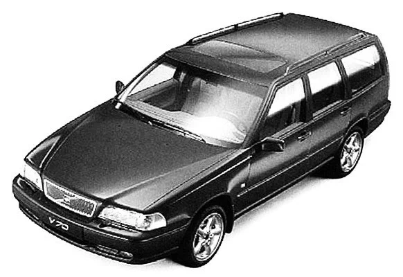 車遍歴vol.5。これもボルボ。v70のワゴン。ゴールデンレトリバーを飼っていて「後ろに乗せて」とか思ってたけど、結果、1人の時は助手席。親父との時は後部座席。当時のディーラーさんが連絡をくれない人で、数年しか乗らなかったけど、良い車だった。#minicooper#BRONCO#jimmy#Volvo 