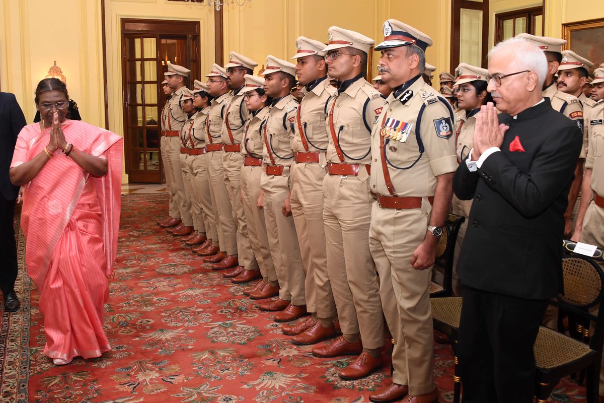 rashtrapatibhvn's tweet photo. Probationers of the Indian Police Service 75 RR (2022 batch) called on President Droupadi Murmu at Rashtrapati Bhavan. The President said that police forces have made an invaluable contribution in maintaining law and order in the country and keeping the unity and integrity of the country intact.
https://t.co/S4vzBKnGPW