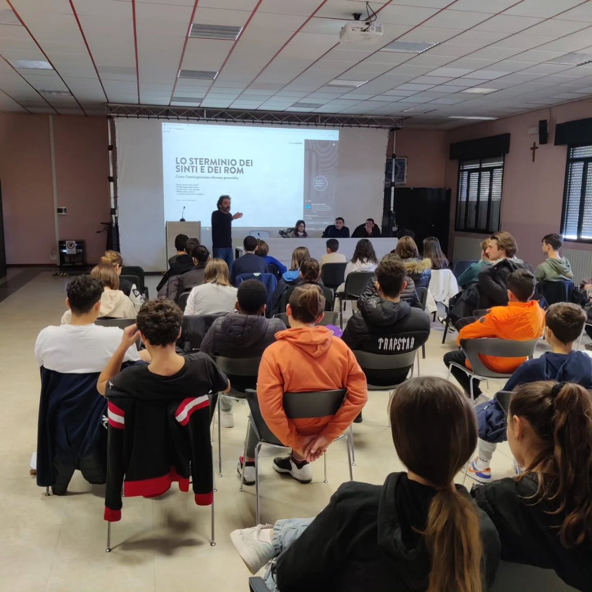 A Prignano Sulla Secchia dove sorgeva il #campodiconcentramento per #sinti italiani tra l'undici settembre 1940 e l'otto settembre 1943 per fare memoria con le studentesse e gli studenti delle scuole medie