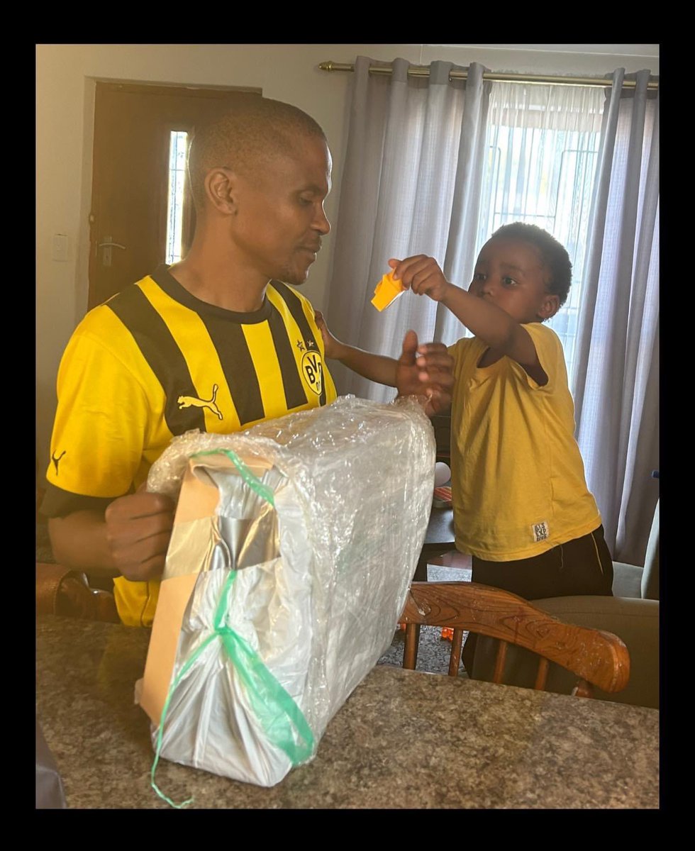 umjaka's tweet photo. Ifikilβ iUniform yam yasespan ππΎππΎππΎ
Ndiyabulela kakhulu @SABC_Sport ππΎ
Wishing everyone a wonderful #week& of international football.
Sobonana! #DlalaMdlali umhlaba ngowakho!
#everyotherweek& #exw& https://t.co/Xaff04ZYfd