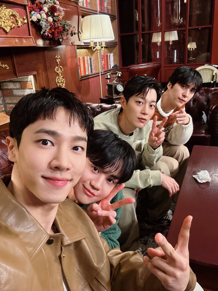 Highlight_AUent's tweet photo. 🗓 놓칠 수 없는 오늘의 하이라이트(Highlight)

✅ 18:00 [하이라이트] 2023 하이라이트 팬콘 [명탐정 하이라이트] - 네 개의 그림자와 하나의 빛

#하이라이트 #HIGHLIGHT
#윤두준 #YOONDUJUN
#양요섭 #YANGYOSEOP
#이기광 #LEEGIKWANG
#손동운 #SONDONGWOON
#명탐정_하이라이트 https://t.co/pis839EuG3