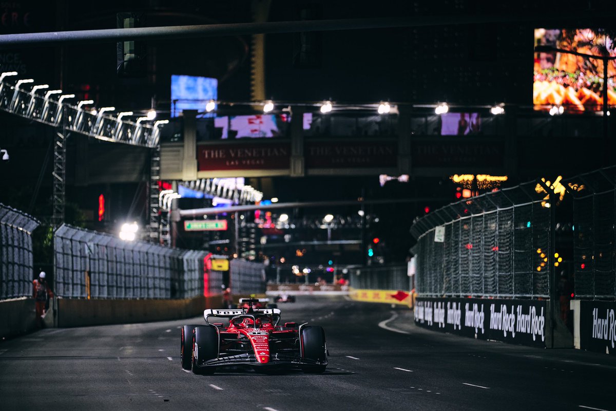 AutoLiveMag's tweet image. 🚨 Charles Leclerc s'élancera pour la première fois de l'histoire de ce tracé en tête du peloton à Las Vegas. Le pilote devance Carlos Sainz et Max Verstappen 💥#LasVegasGP 

Le récap' ici 👉 auto-live.fr/f1-charles-lec…