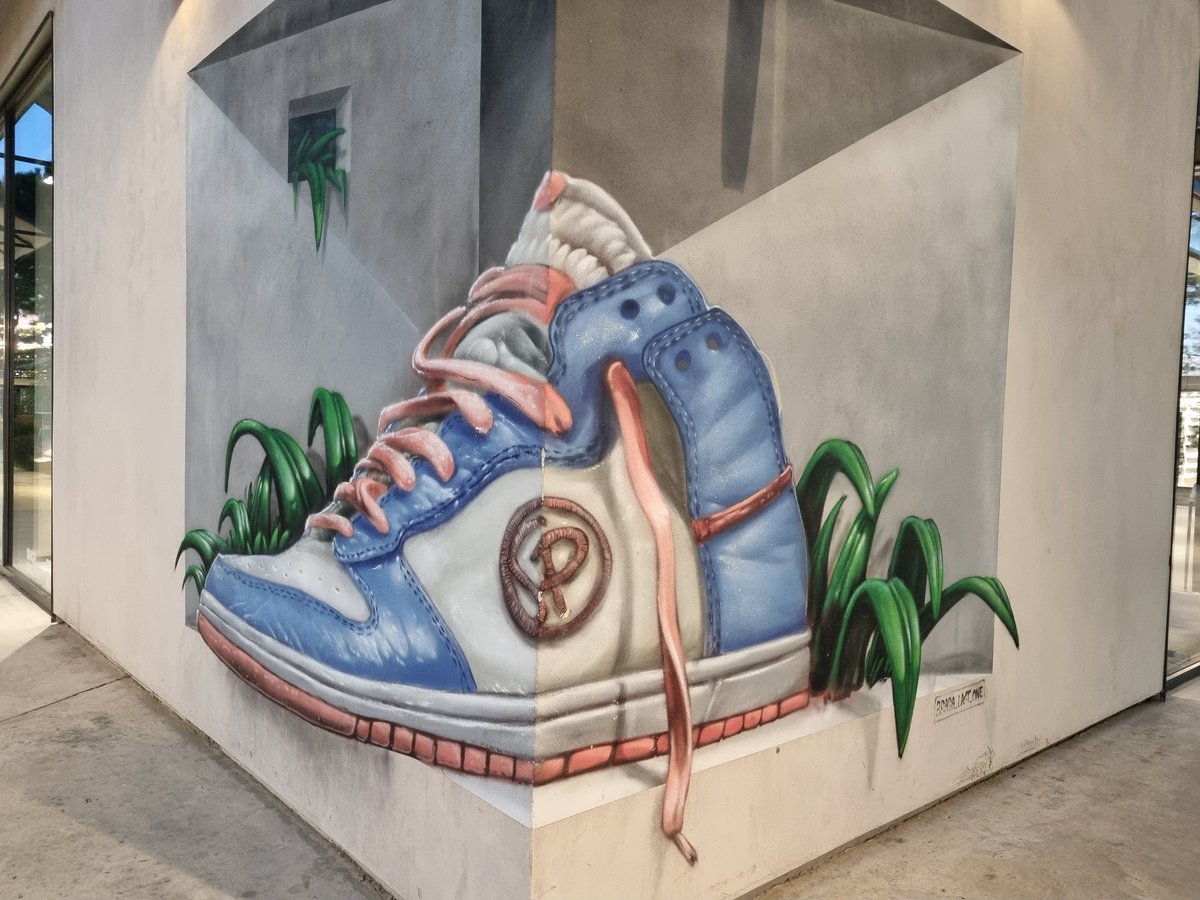 #SaturdayArtFever à Arles avec un trompe-l'œil bluffant ! On a vraiment l'impression que la chaussure est en 3D.