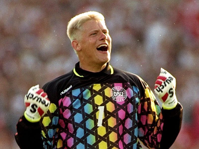 Verdens bedste Peter fylder rundt 🧔🏼🎂🎁 Tak for dit utrolige bidrag til dansk fodbold. Og tak for mange gode stunder i dit glade selskab ⚽️🧤🥅 @Pschmeichel1 #EM1992 @ReuschUK @DBUfodbold