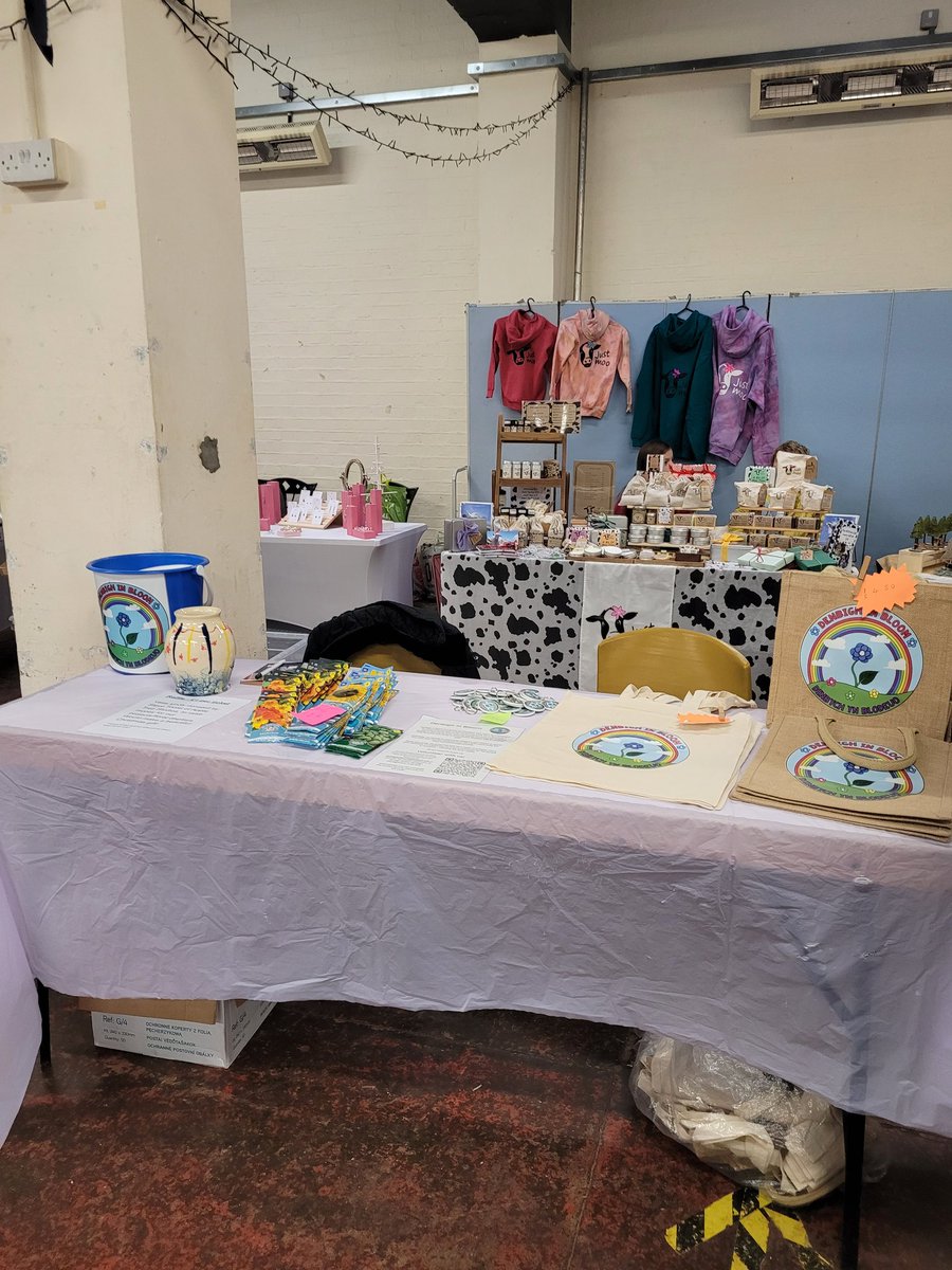 We have a stall today at Gwyl Ty Gwyrdd 😊 Come and support us by either making a small donation towards the floral displays or purchasing something. £1 raffle tickets for the chance to win a Steve Tootel vase. Great Christmas gift! #Denbigh #Dinbych