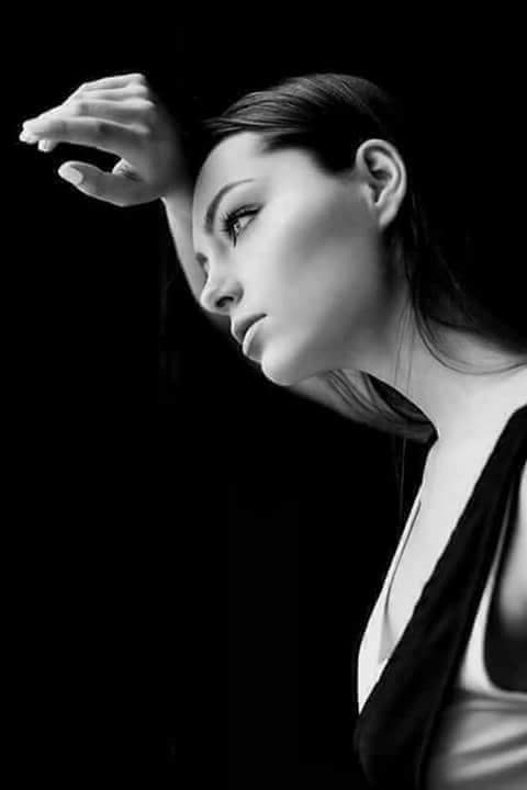 مرات الخجل ياخذني حيل وياك
اريد اطلب واحس بلساني لازمني
واحس مرات اشوفك واكعد اوياك
واحس مرات ترجع مني تاخذني
يمعود دخيلك انه هم انسان
والنار التحرگگ هي تحرگني
دلني عليك وروحي ليك تريد
واشبع شوف منك ليش حارمني
تسألني احبك ؟ لا اموت اعليك
واحب حتى العذاب اوياك صدگني