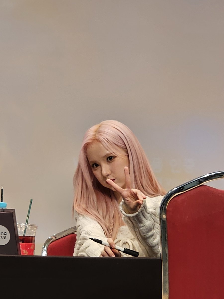 kimnote_159's tweet photo. 231118 팬사인회
#VIVIZ #은하 #EUNHA https://t.co/v1pu8z5IYQ