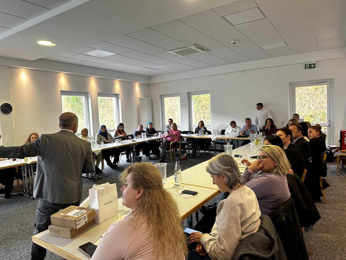 Yogun katilim olduğu seminer devam ediyor. Konu eleştiri kültürü, Hoşgörü ve empati yeteneğinin gelişmesi.