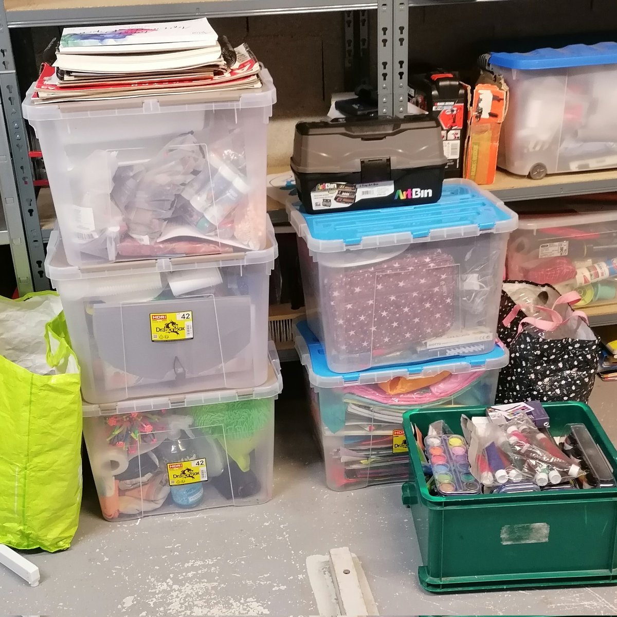 Préparation du matériel pour les 2 semaines de stage de formation continue en #EAC pour 12 collègues de #Cycle2 et #cycle3
↪️Rencontres
↪️Pratiques
↪️Connaissances
autour des 8 domaines mobilisables de l'EAC
🎨🎭🖼️🎶🎧📻📷📽️🧪
(l'histoire ne dit pas si tout rentrera dans la 🚙)