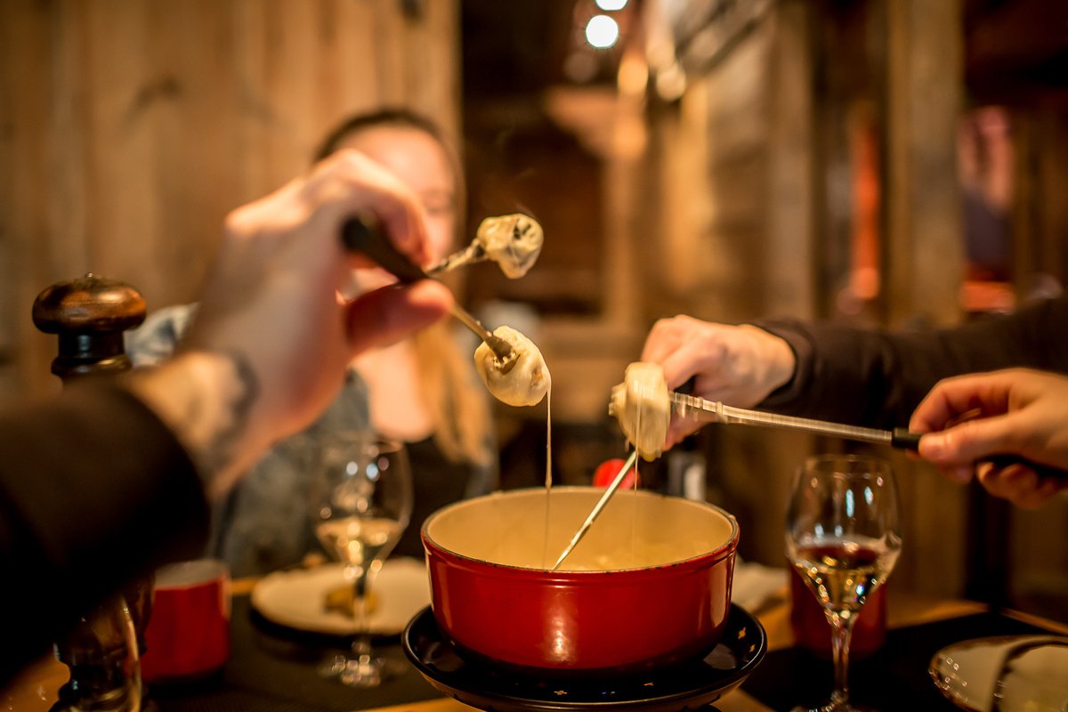 MySwitzerland_i's tweet photo. Benvenuti nel paradiso della #fonduta 🇨🇭🫕
Scopri le migliori esperienze di fonduta in #Svizzera: https://t.co/VmkxAfbDBq
#fondue #switzerland https://t.co/B3ZEE4BpOx