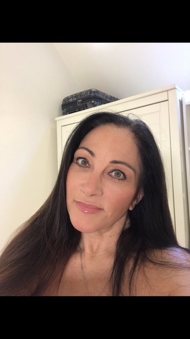 Happy weekend everyone 😘 have a good one 😘😘 https://t.co/mFBBXQ8R30