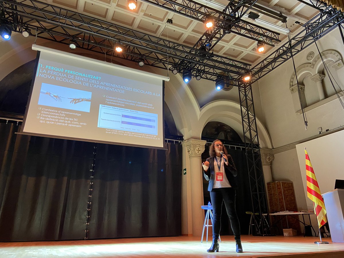 ricardcoma's tweet photo. Perquè hem de personalitzar l’aprenentatge? La @judith_oller desenvolupa un argumentari basat en la recerca de #GRINTIE de la @UniBarcelona per oferir respostes a aquesta qüestió a la #jornadaSUMMEM d’@escolapiacat #SUMMEM https://t.co/GQ9mMxSv4g
