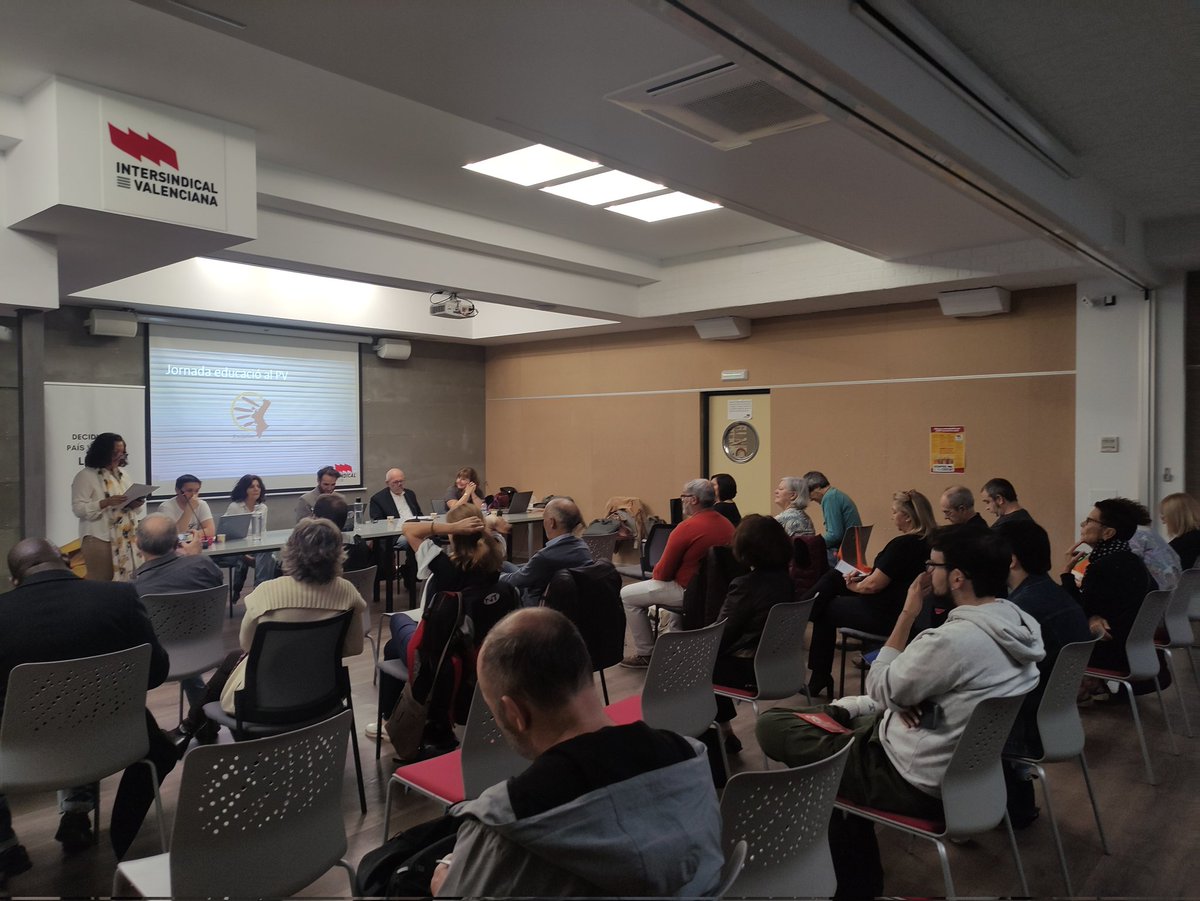 Decidim_'s tweet photo. Començant la jornada sobre l'educació i el futur del sistema al País Valencià, organitzada per Decidim, a la seu d'@IntersindicalV https://t.co/OiIvTR4FJI