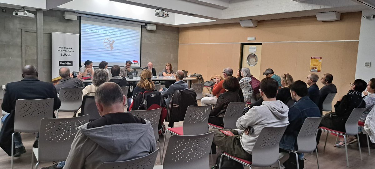 Decidim_'s tweet photo. Començant la jornada sobre l'educació i el futur del sistema al País Valencià, organitzada per Decidim, a la seu d'@IntersindicalV https://t.co/OiIvTR4FJI
