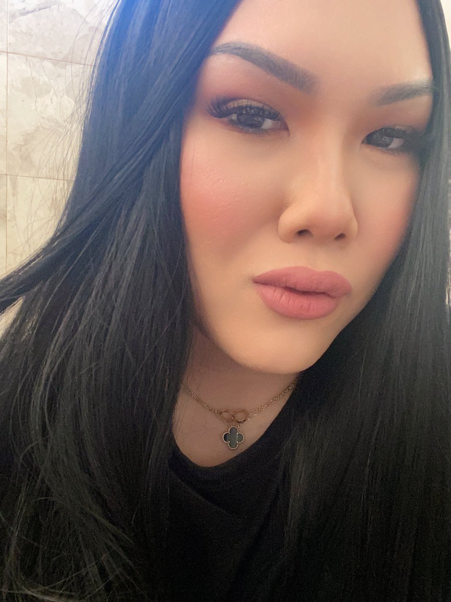 Mvryng's tweet photo. After being blonde for over 8 years, part of me wants to go back to my natural hair color. So what’s a better way to test it out than to try on some wigs. Imagine tho 🤭 https://t.co/cEGC8j3T31