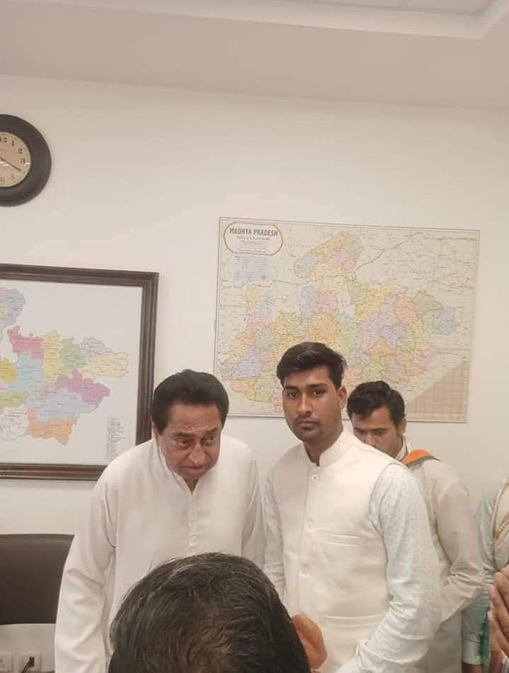 Deepaksharma626's tweet photo. म.प्र. के भावी मुख्यमंत्री
@INCMP के लोकप्रिय - प्रदेश अध्यक्ष
आदरणीय श्री @OfficeOfKNath जी आपको जन्मदिन की हार्दिक हार्दिक शुभकामनाएं एवं बधाई
 में ईश्वर से आपके उत्तम स्वास्थ्य उज्जवल भविष्य एवं दीर्घायु जीवन की कामना करता हूं।
~दीपक शर्मा 
@NakulKNath ji
@iPriyavratSingh ji https://t.co/hhANBh30ff